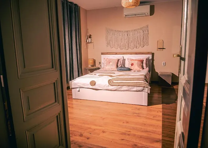 Dream Hill Nest-boho Vintage Hideaway *